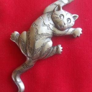JJ Jonette Silver Toned Climbing Cat Brooch